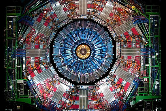 Detaillierte Ansicht des Large Hadron Collider Detektors am CERN. Hochkomplexer, kreisförmigen Apparat 