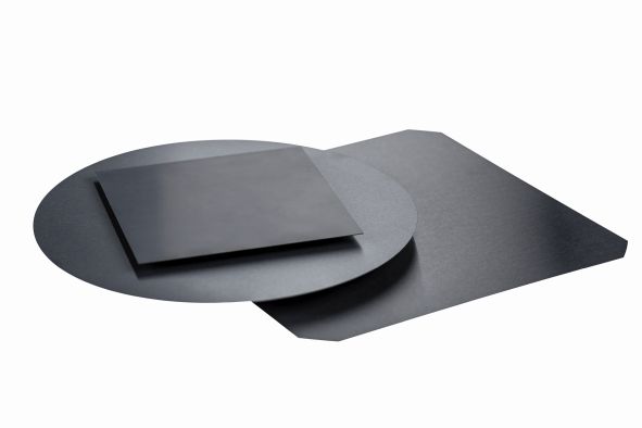 2 schwarze Prüfplatten, davon eine runde und eine rechteckige mit abgerundeten Kanten