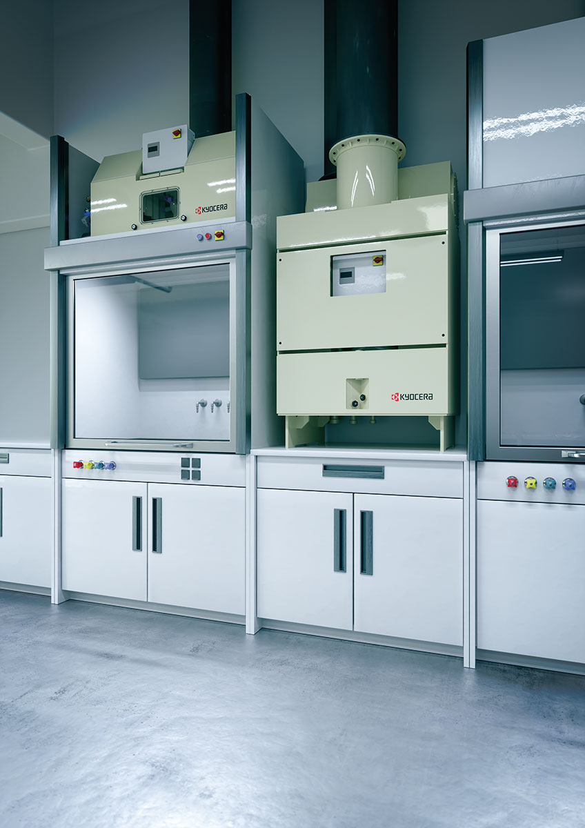 Chemielaborraum mit 2 unterschiedlichen Abluftwäschern von Kyocera