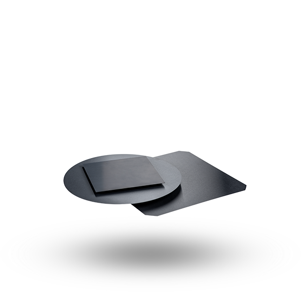 Drei schwarze Platten unterschiedlicher Form: eine runde, eine quadratische und eine rechteckige, aufeinander gestapelt.